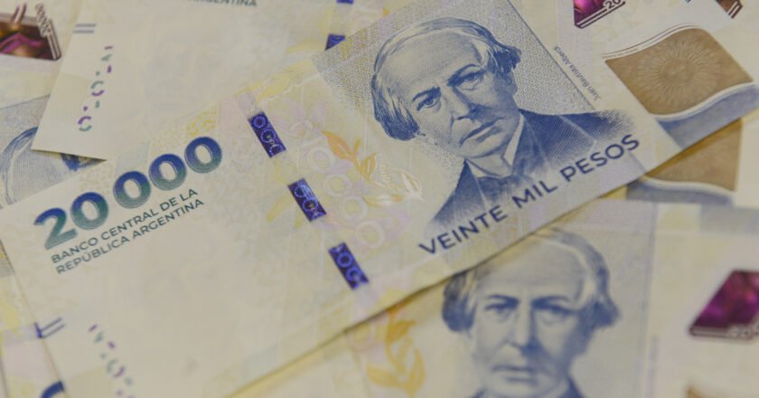 Los salarios subieron solo un 2,4% y volvieron a perder contra la inflación