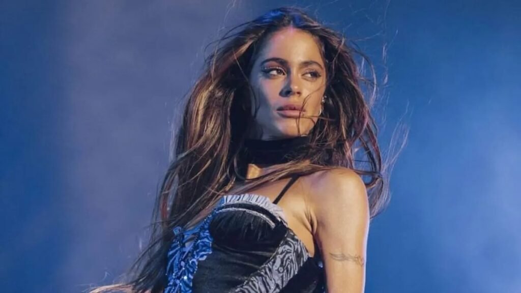 Tini Stoessel en vivo en el Hipódromo de Tucumán durante el Futttura Tour 2026.