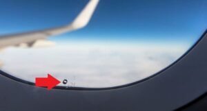 Por qué las ventanas de los aviones tienen un pequeño agujero y para qué sirve