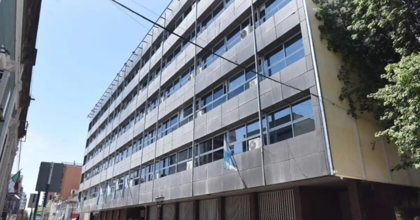 Nueva ofensiva judicial en la UNT: denuncian penalmente la asunción de la decana de Medicina