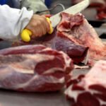El consumo de carne se derrumbó casi un 7% y sigue hundido entre los peores registros históricos
