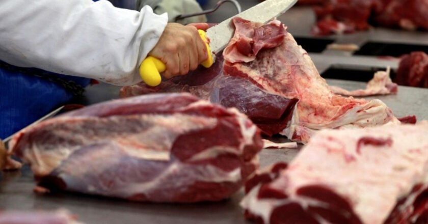 El consumo de carne se derrumbó casi un 7% y sigue hundido entre los peores registros históricos