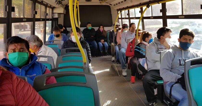 Recomiendan volver a usar barbijo en el transporte público de Tucumán
