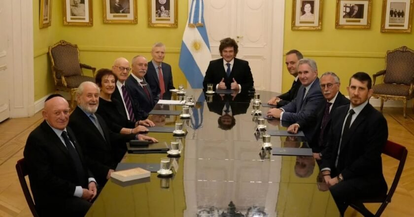 Milei se mostró con Adorni en una reunión oficial en medio de la causa judicial
