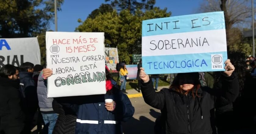Trabajadores del INTI realizan un paro ante posibles despidos y recortes