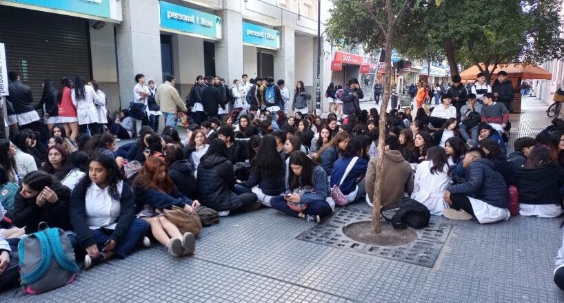 Protesta en la Escuela Normal: alumnos y familias reclaman mejoras edilicias urgentes