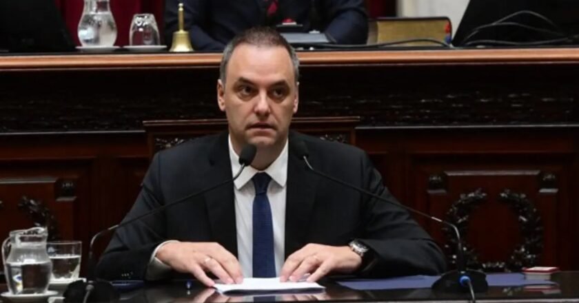 Adorni convocó a una reunión de Gabinete tras la declaración del arquitecto