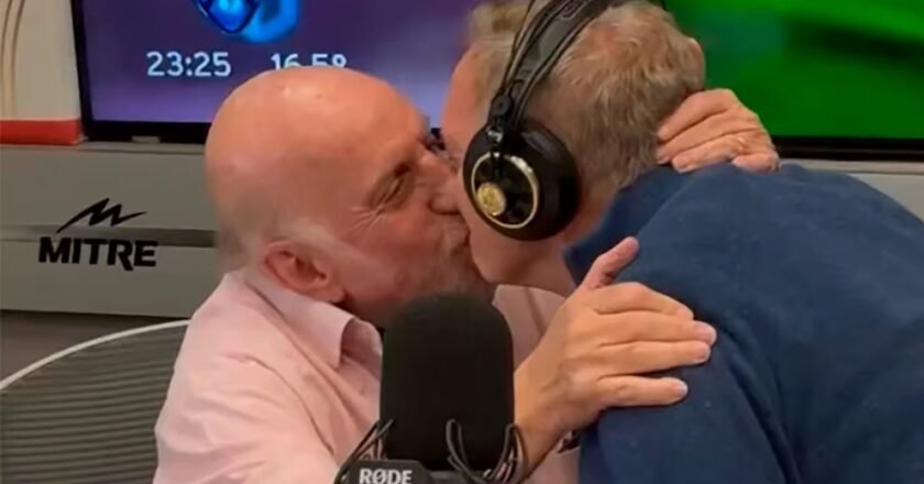 Promesa cumplida: Horacio Pagani le dio un beso a Marcelo Bonelli