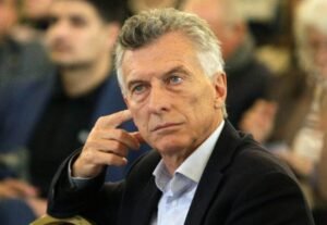 Los encuentros de Mauricio Macri con radicales y peronistas encienden las alarmas en el oficialismo
