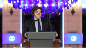 Con la educación pública en crisis, el presidente defiende su modelo en una universidad privada