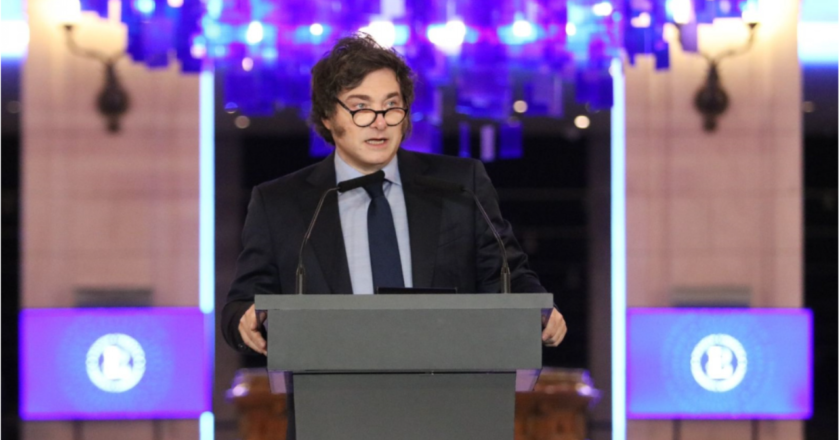Con la educación pública en crisis, el presidente defiende su modelo en una universidad privada