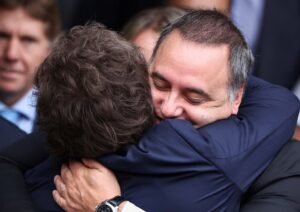 “Ni en pedo se va, está limpio”: Milei volvió a respaldar a Adorni
