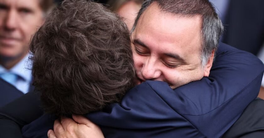 “Ni en pedo se va, está limpio”: Milei volvió a respaldar a Adorni