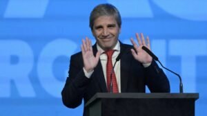 Caputo blindó a Adorni: “Nadie va a dejar de invertir por la declaración jurada”