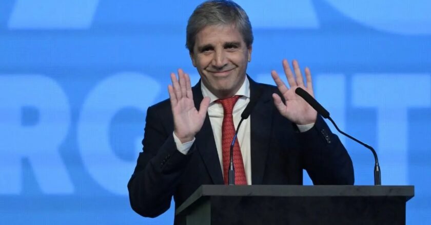 Caputo blindó a Adorni: “Nadie va a dejar de invertir por la declaración jurada”