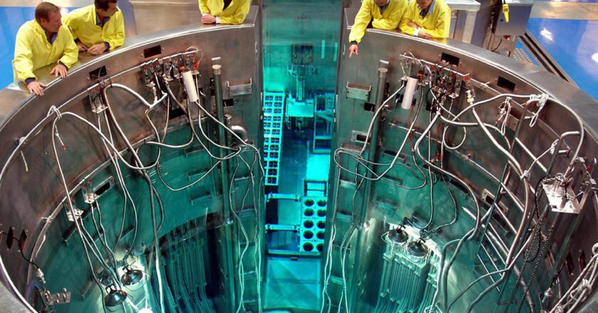 Advierten que el Gobierno da “otro paso” para ceder el desarrollo nuclear argentino a Estados Unidos