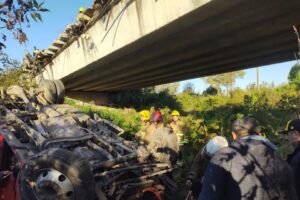 Grave accidente en la ruta 38: un camión cayó desde el puente de Río Seco