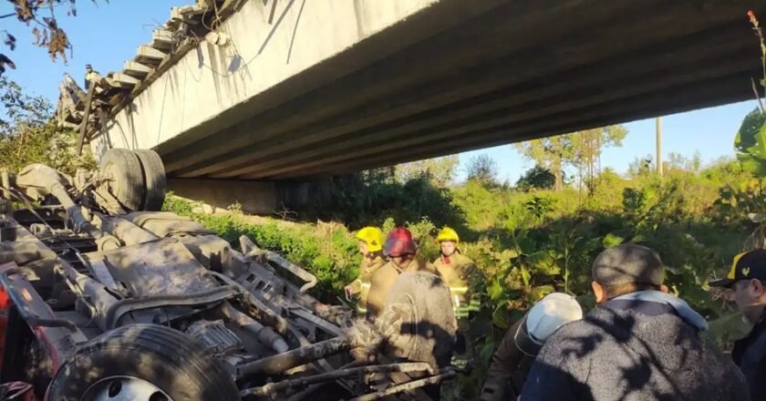 Grave accidente en la ruta 38: un camión cayó desde el puente de Río Seco