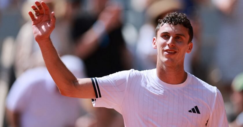¡Batacazo mundial! El argentino Juan Manuel Cerúndolo venció a Jannik Sinner, número 1 del mundo en Roland Garros