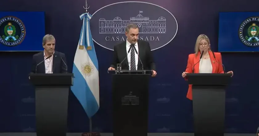 Adorni convocó a la prensa, bloqueó preguntas y censuró el escándalo por su patrimonio