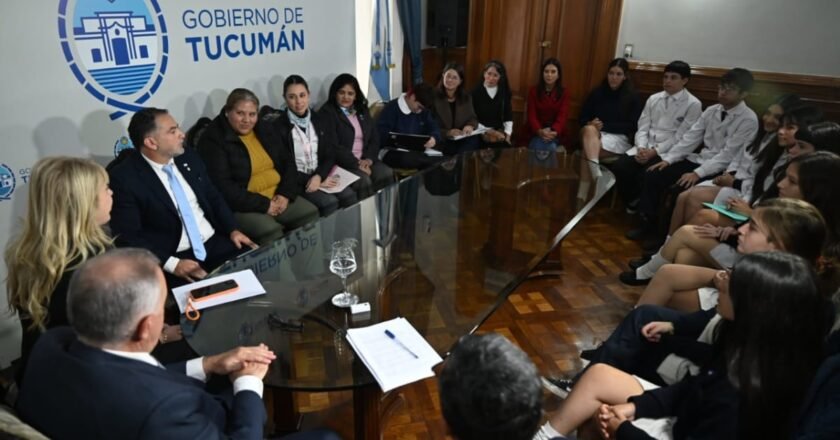 El gobernador recibió a alumnos de la Escuela Normal y prometió mejoras edilicias y nuevas designaciones