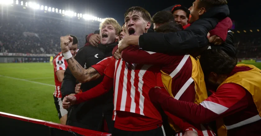 Estudiantes venció a DIM en el descuento y logró un dramático boleto a octavos de la Copa Libertadores