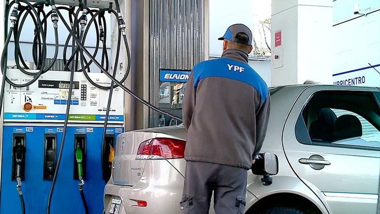 Nuevo ajuste de YPF: aumenta 1% la nafta y congelará precios por un mes y medio