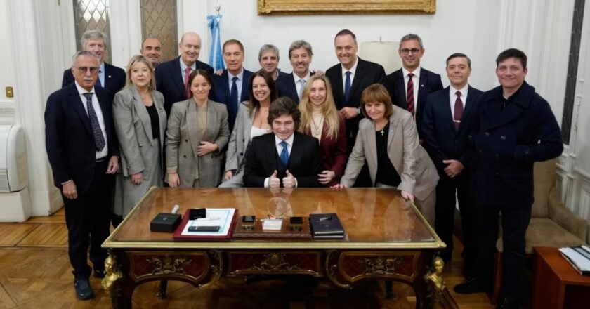 Milei reúne al Gabinete para blindar a Adorni