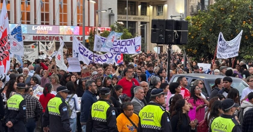 La marcha universitaria en Tucumán fue multitudinaria