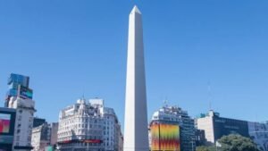 El Obelisco cumplió 90 años: quién es el prócer que sigue enterrado debajo