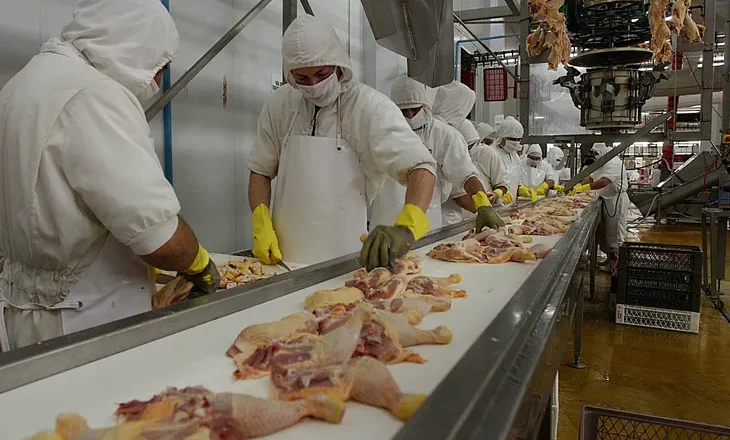 El pollo superó a la carne vacuna y se convirtió en el alimento más consumido del país