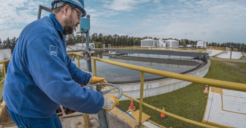 El Gobierno lanzó la privatización de AySA y busca vender el 90% de la empresa