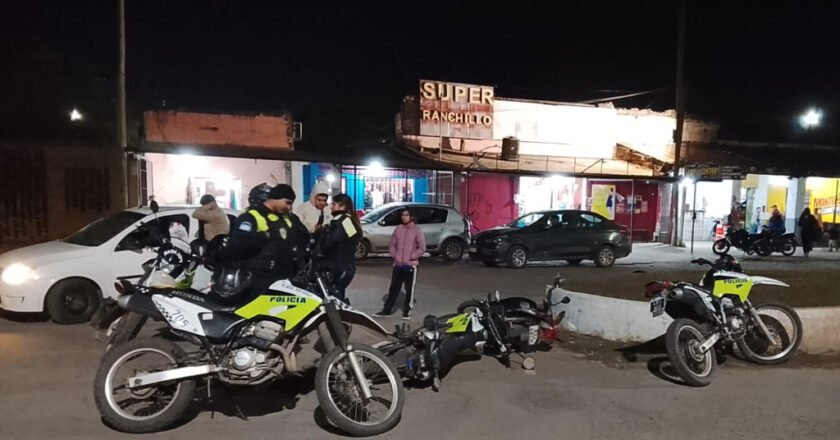 Una mujer y una niña que iban en moto chocaron con un móvil policial en Ranchillos