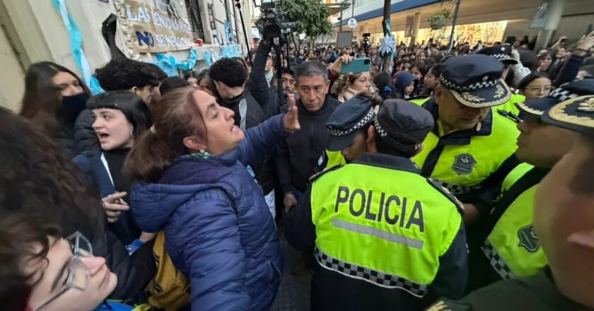 Alumnos de la Escuela Normal exigen respuestas por infraestructura y horas de idioma