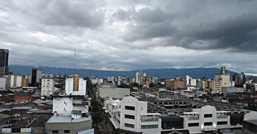 Tucumán seguirá bajo un cielo gris: anuncian lloviznas y alta humedad para el fin de semana