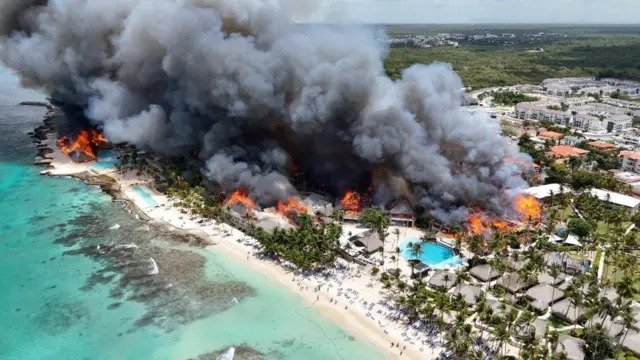 Un voraz incendio devastó un hotel en República Dominicana: más de 1.600 evacuados y una turista fallecida