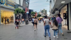 El 3 de julio habrá horario especial en los comercios tucumanos por el encuentro de Argentina