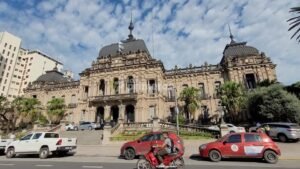 Una valija abandonada frente a Casa de Gobierno activó el protocolo de seguridad