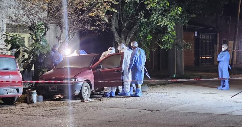 Mujer calcinada en Tucumán: un video muestra a un hombre huir del auto