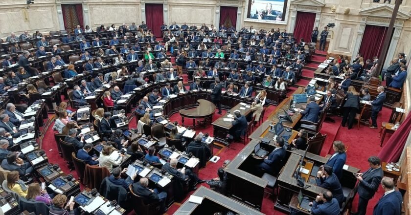 Diputados debate el Súper RIGI y rechaza los primeros intentos de la oposición para avanzar contra Adorni