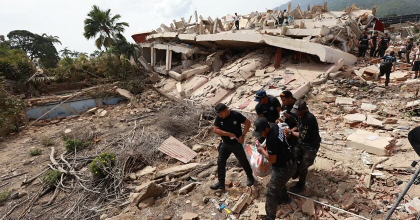 Venezuela eleva a 589 la cifra de muertos por los terremotos mientras continúan las tareas de rescate