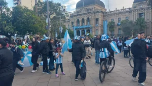Blindaje céntrico: cerrarán la plaza Independencia por el partido de Argentina y analizan mudar los festejos