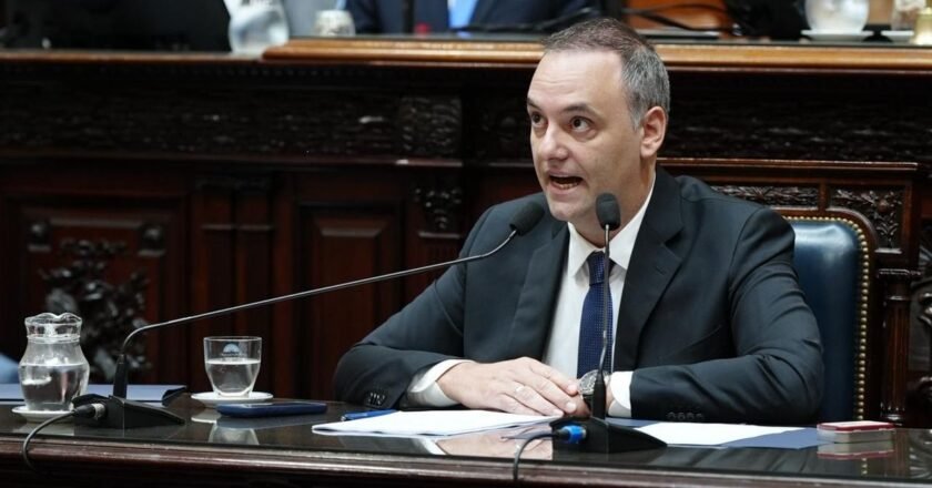 El oficialismo reprogramó la sesión y estiró los tiempos, pero la interpelación a Adorni sigue en pie