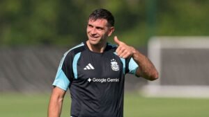 Dibu Martínez aprobó una exigente prueba física y gana terreno para ser titular ante Argelia