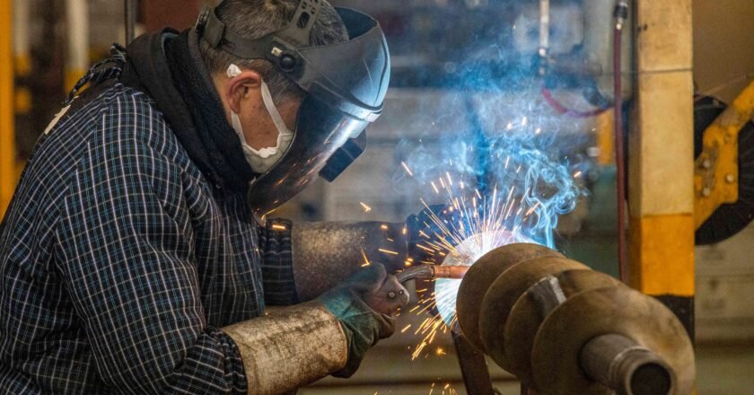 La actividad económica cayó 1,5% en abril, aunque tuvo un crecimiento interanual del 1,6%