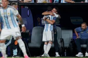 “Hasta que él quiera será el mejor”: la emoción de Scaloni tras el triplete de Messi