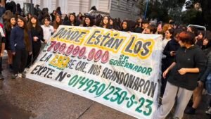 Alumnos del ESEA exigen los $700 millones que les prometieron