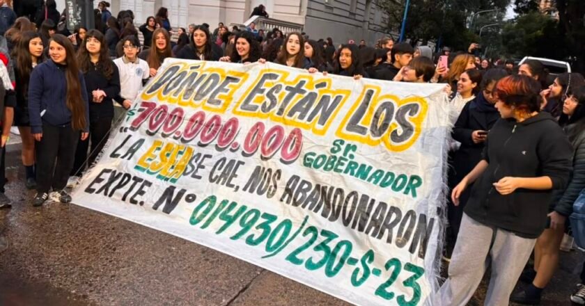 Alumnos del ESEA exigen los $700 millones que les prometieron