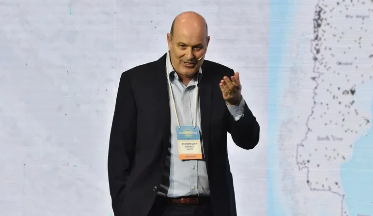 Sturzenegger acelera la reforma inmobiliaria y aumenta la tensión con las entidades del sector