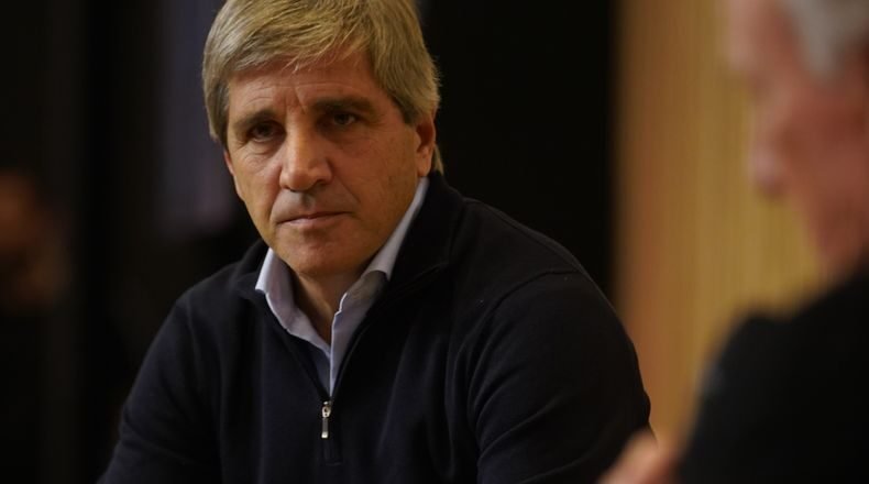 Caputo cancela deudas con proveedores del PAMI mediante bonos para sostener el superávit fiscal